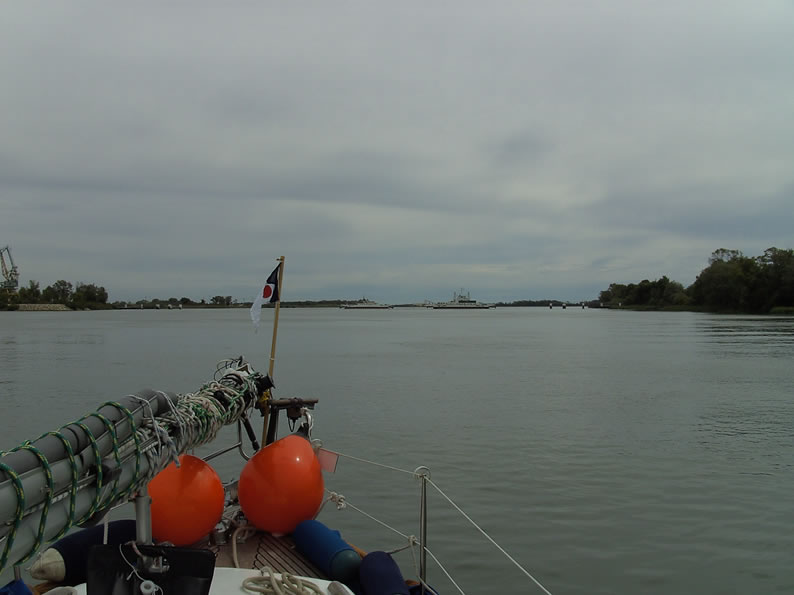Near SALIN DE GIRAUD, the BAC DE BARCARIN, at K317, ferrie having right of way, crossing between the D36 and D356 roads.